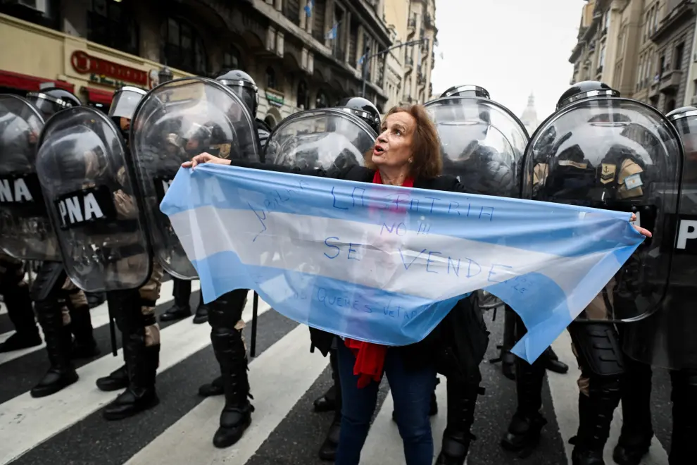 El Senado de Argentina ha aprobado este miércoles por una diferencia mínima la Ley Bases, reforma estrella del presidente argentino, Javier Milei, en una jornada marcada por las protestas y la represión a los manifestantes que han salido a la calle contra la medida.