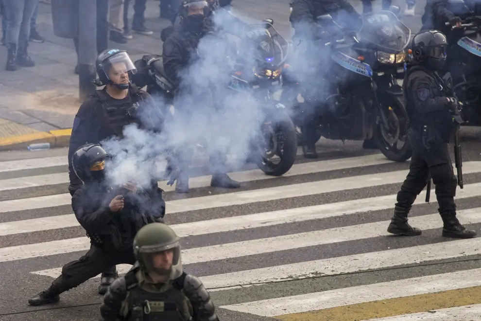 El Senado de Argentina ha aprobado este miércoles por una diferencia mínima la Ley Bases, reforma estrella del presidente argentino, Javier Milei, en una jornada marcada por las protestas y la represión a los manifestantes que han salido a la calle contra la medida.