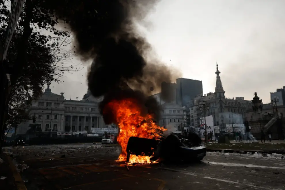 El Senado de Argentina ha aprobado este miércoles por una diferencia mínima la Ley Bases, reforma estrella del presidente argentino, Javier Milei, en una jornada marcada por las protestas y la represión a los manifestantes que han salido a la calle contra la medida.