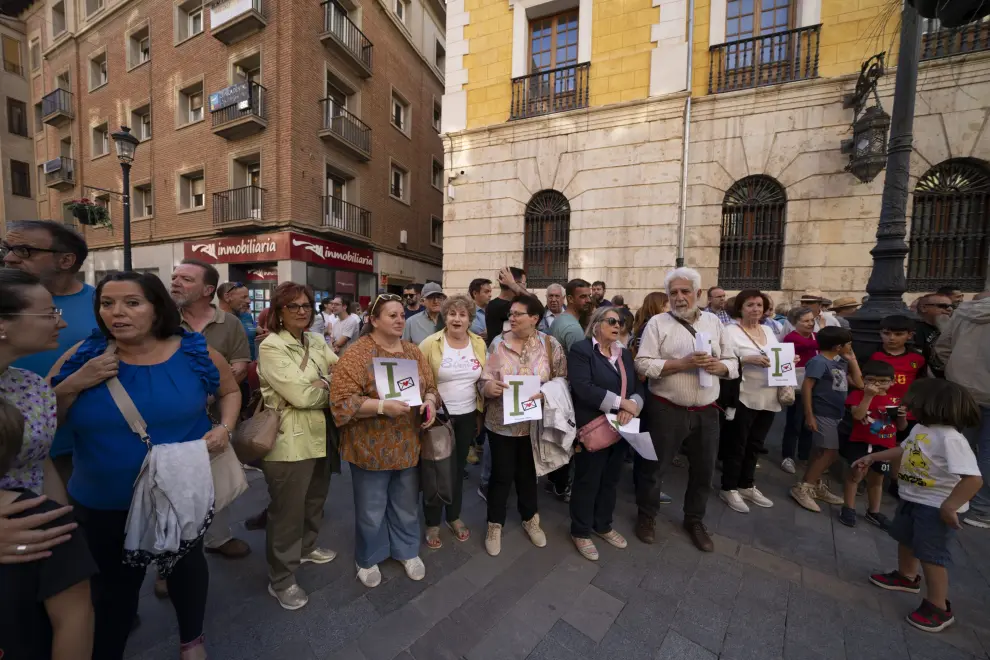 Una concentración arropa a los vecinos afectados por el edificio derrumbado en Teruel cuando se cumple un año del suceso