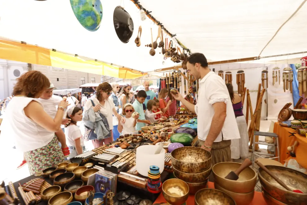 Música, justas, artesanía y hasta un dragón en el Mercado Medieval del centro de Zaragoza.