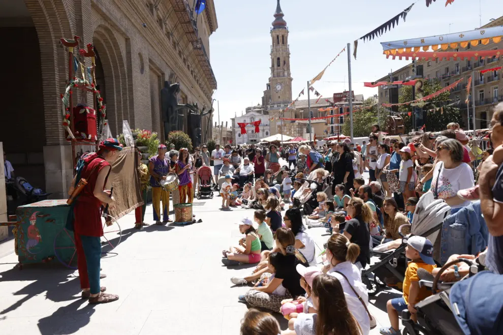 Música, justas, artesanía y hasta un dragón en el Mercado Medieval del centro de Zaragoza.