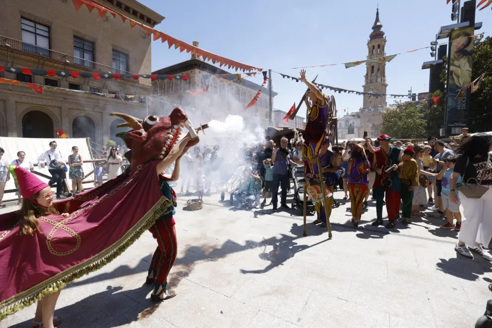 Música, justas, artesanía y hasta un dragón en el Mercado Medieval del centro de Zaragoza.