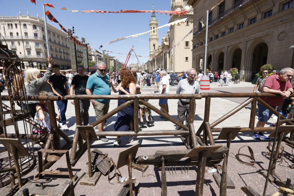 Música, justas, artesanía y hasta un dragón en el Mercado Medieval del centro de Zaragoza.