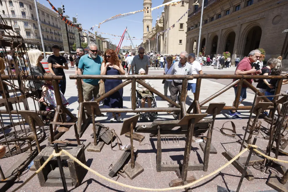 Música, justas, artesanía y hasta un dragón en el Mercado Medieval del centro de Zaragoza.