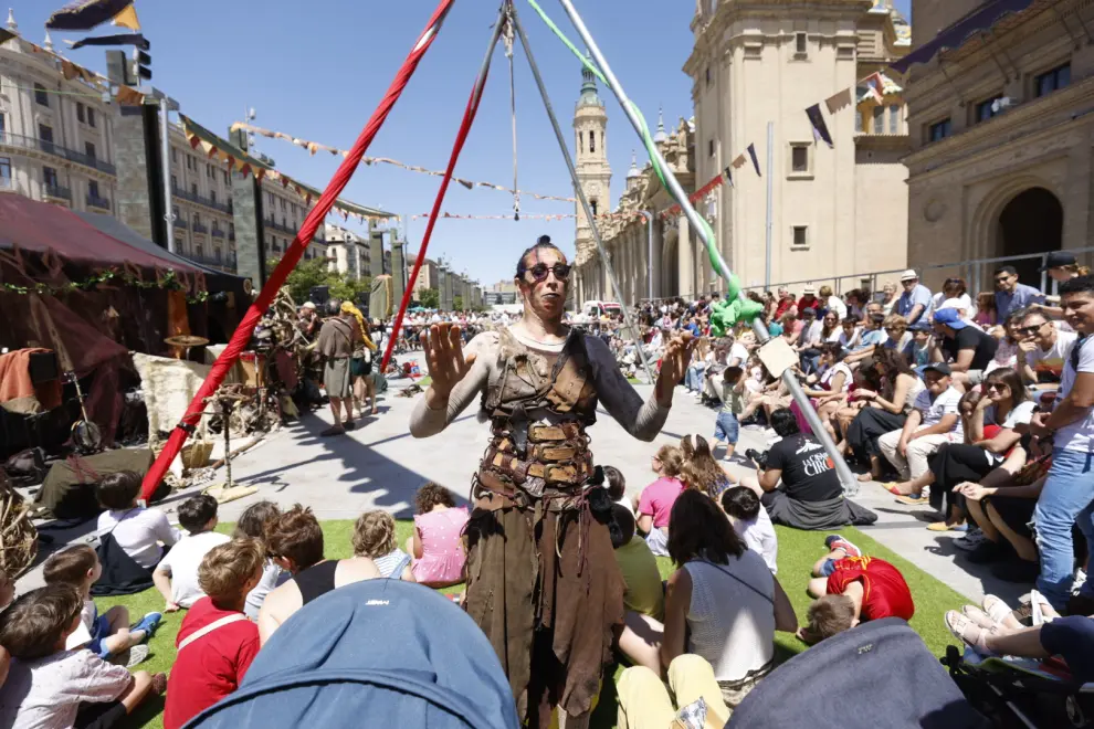 Música, justas, artesanía y hasta un dragón en el Mercado Medieval del centro de Zaragoza.