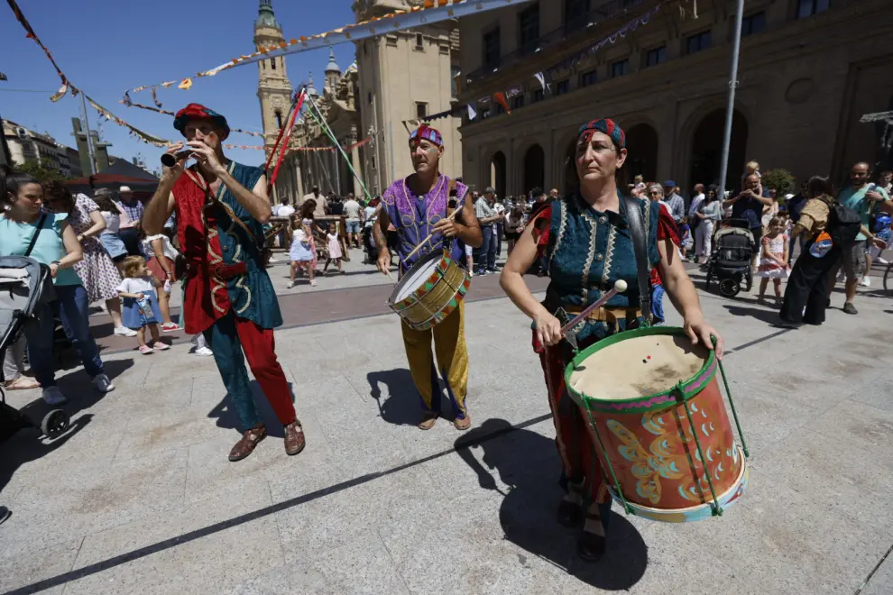 Música, justas, artesanía y hasta un dragón en el Mercado Medieval del centro de Zaragoza.