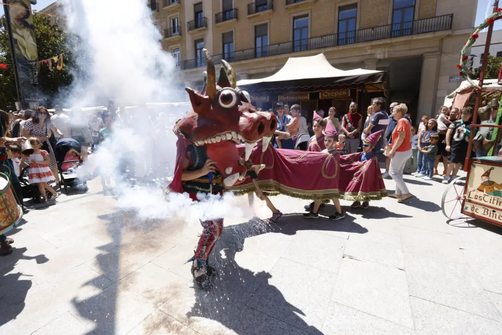 Música, justas, artesanía y hasta un dragón en el Mercado Medieval del centro de Zaragoza.