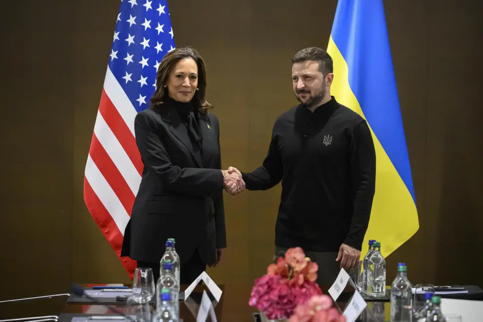 Stansstad (Switzerland), 15/06/2024.- US Vice President Kamala Harris (L) shakes hands with Ukraine's President Volodymyr Zelensky (R) ahead of a bilateral meeting during the Summit on Peace in Ukraine, in Stansstad near Lucerne, Switzerland, 15 June 2024. International heads of state gather on 15 and 16 June at the Buergenstock Resort in central Switzerland for the two-day Summit on Peace in Ukraine. (Zelenski, Suiza, Ucrania, Lucerna) EFE/EPA/ALESSANDRO DELLA VALLE / POOL EDITORIAL USE ONLY EDITORIAL USE ONLY