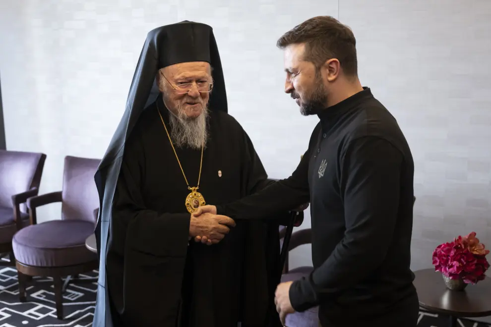 Stansstad (Switzerland), 15/06/2024.- Ecumenical Patriarch Bartholomew of Constantinople (L) shakes hands with Ukraine's President Volodymyr Zelensky (R) during the Summit on Peace in Ukraine, in Stansstad near Lucerne, Switzerland, 15 June 2024. International heads of state gather on 15 and 16 June at the Buergenstock Resort in central Switzerland for the two-day Summit on Peace in Ukraine. (Zelenski, Suiza, Ucrania, Lucerna) EFE/EPA/ALESSANDRO DELLA VALLE / POOL EDITORIAL USE ONLY EDITORIAL USE ONLY
