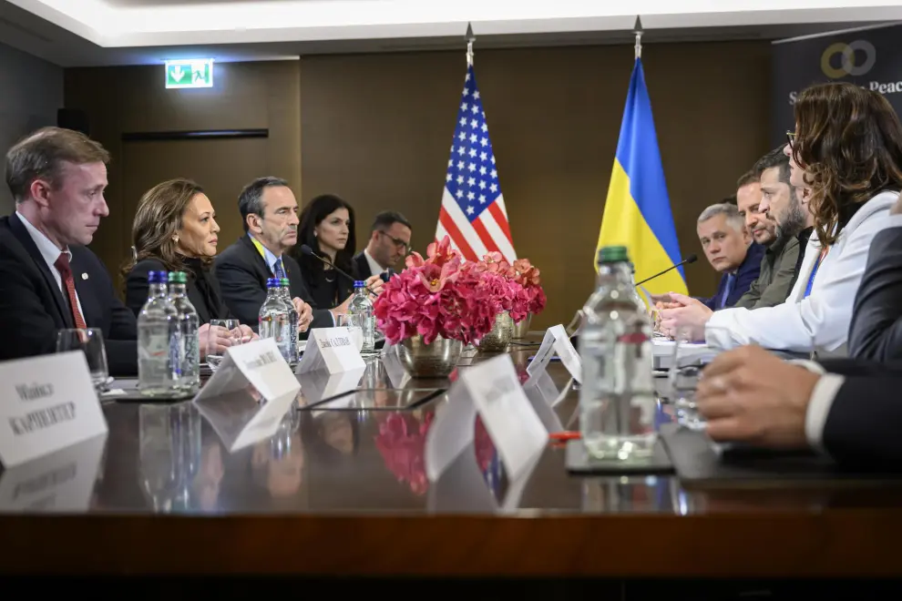 Stansstad (Switzerland), 15/06/2024.- US National Security Advisor Jake Sullivan (L) and US Vice President Kamala Harris (2-L) meet with Ukraine's President Volodymyr Zelensky (C-R) for bilateral talks during the Summit on Peace in Ukraine, in Stansstad near Lucerne, Switzerland, 15 June 2024. International heads of state gather on 15 and 16 June at the Buergenstock Resort in central Switzerland for the two-day Summit on Peace in Ukraine. (Zelenski, Suiza, Ucrania, Lucerna) EFE/EPA/ALESSANDRO DELLA VALLE / POOL EDITORIAL USE ONLY EDITORIAL USE ONLY
