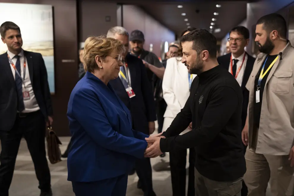 Stansstad (Switzerland), 15/06/2024.- Ukraine's President Volodymyr Zelensky (R) and Swiss Federal President Viola Amherd (L) shake hands during the Summit on Peace in Ukraine, in Stansstad near Lucerne, Switzerland, 15 June 2024. International heads of state gather on 15 and 16 June at the Buergenstock Resort in central Switzerland for the two-day Summit on Peace in Ukraine. (Zelenski, Suiza, Ucrania, Lucerna) EFE/EPA/MICHAEL BUHOLZER / POOL EDITORIAL USE ONLY
