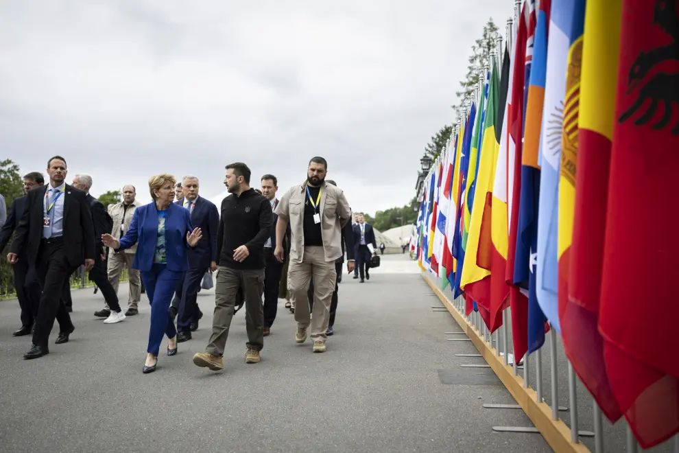 Stansstad (Switzerland), 15/06/2024.- Ukraine's President Volodymyr Zelensky (C-R) and Swiss Federal President Viola Amherd (C-L) walk after delivering a press statement during the Summit on Peace in Ukraine, in Stansstad near Lucerne, Switzerland, 15 June 2024. International heads of state gather on 15 and 16 June at the Buergenstock Resort in central Switzerland for the two-day Summit on Peace in Ukraine. (Zelenski, Suiza, Ucrania, Lucerna) EFE/EPA/MICHAEL BUHOLZER / POOL EDITORIAL USE ONLY