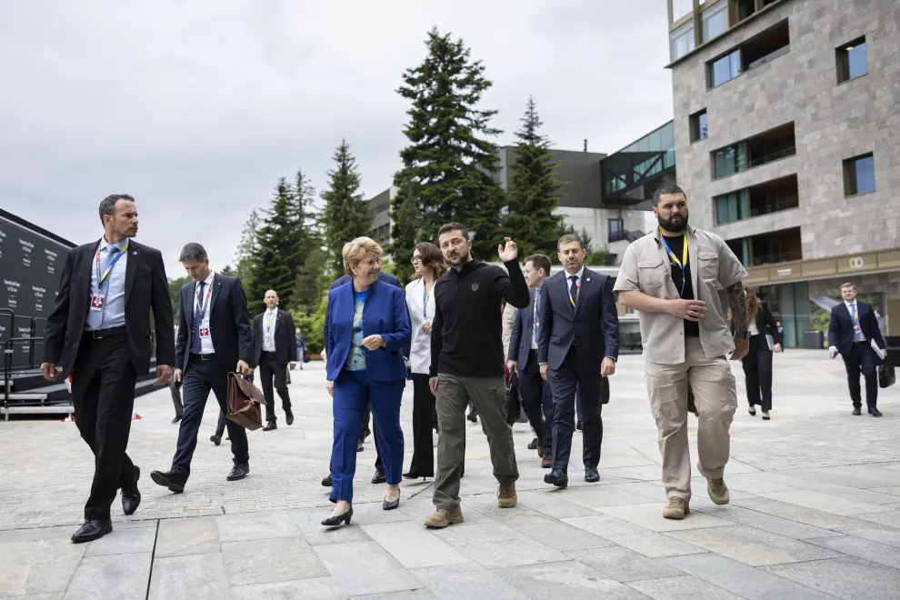 Stansstad (Switzerland), 15/06/2024.- Ukraine's President Volodymyr Zelensky (C-R) and Swiss Federal President Viola Amherd (C-L) walk after delivering a press statement during the Summit on Peace in Ukraine, in Stansstad near Lucerne, Switzerland, 15 June 2024. International heads of state gather on 15 and 16 June at the Buergenstock Resort in central Switzerland for the two-day Summit on Peace in Ukraine. (Zelenski, Suiza, Ucrania, Lucerna) EFE/EPA/MICHAEL BUHOLZER / POOL EDITORIAL USE ONLY