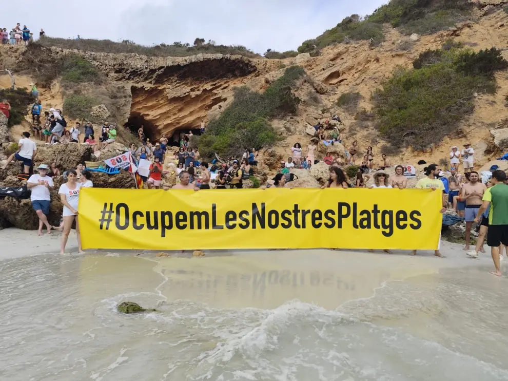 Protesta contra la masificación turística en Es Caló des Moro, en Mallorca ESPAÑA MASIFICACIÓN PROTESTA