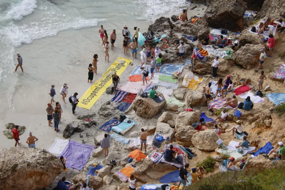 Protesta contra la masificación turística en Es Caló des Moro, en Mallorca ESPAÑA MASIFICACIÓN PROTESTA