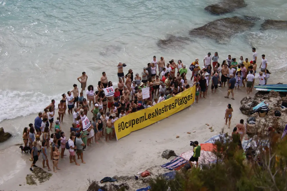 Protesta contra la masificación turística en Es Caló des Moro, en Mallorca ESPAÑA MASIFICACIÓN PROTESTA