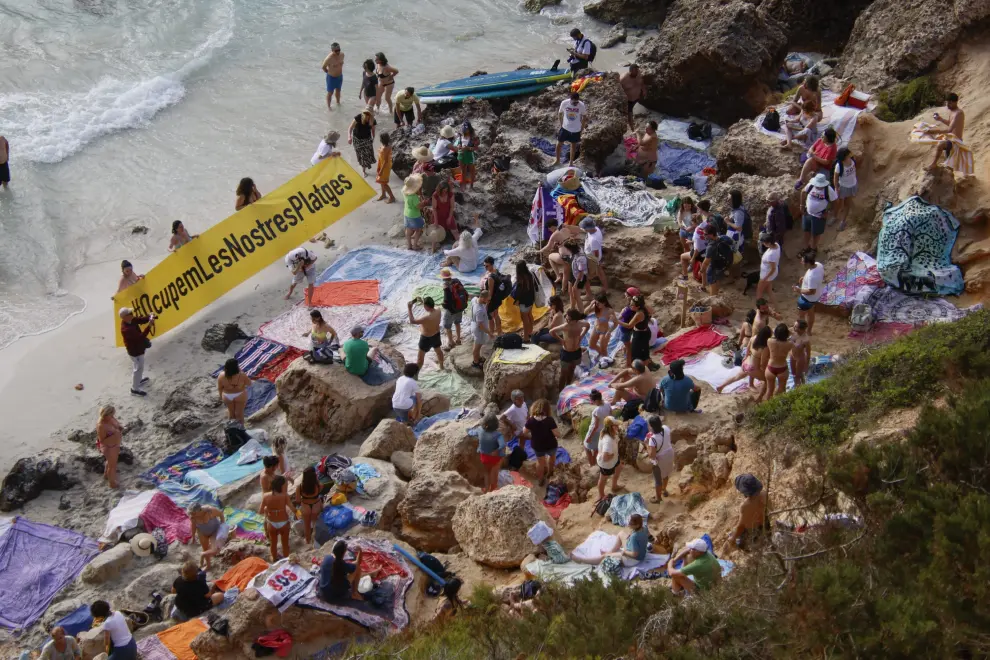 Protesta contra la masificación turística en Es Caló des Moro, en Mallorca ESPAÑA MASIFICACIÓN PROTESTA