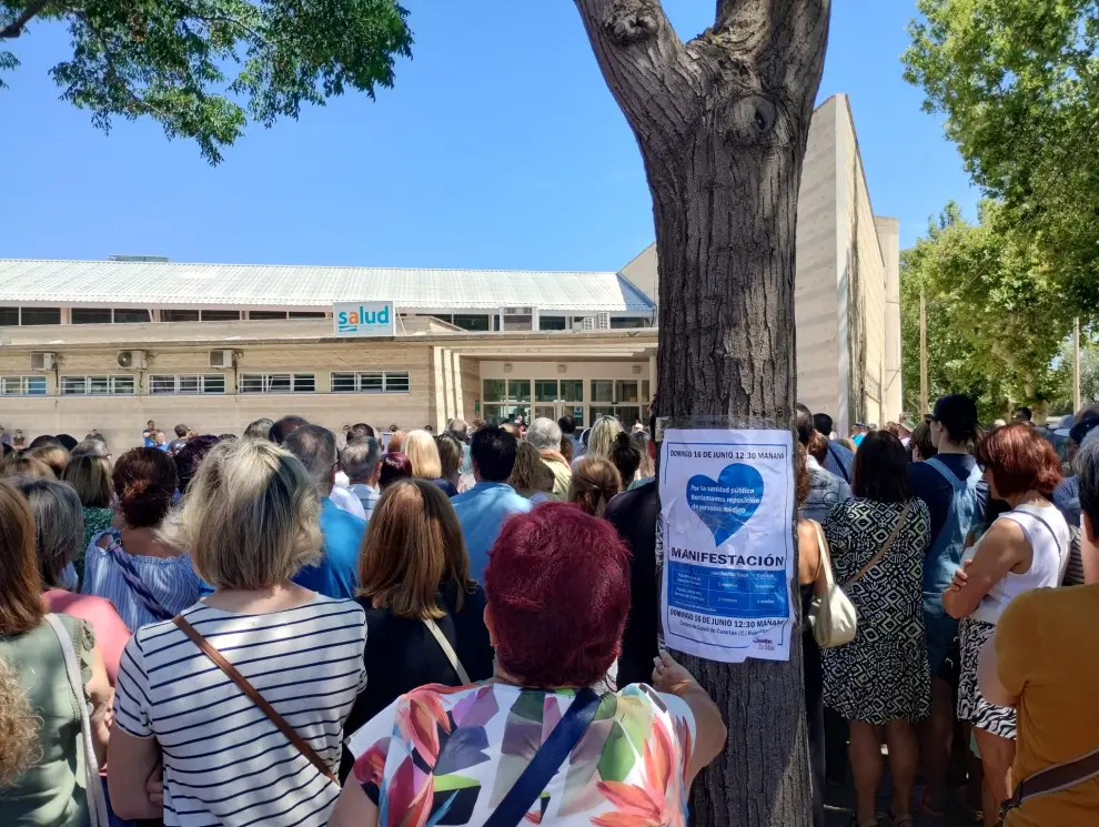 Centro de salud de Casetas. Concentración para protestar por la falta de médicos.