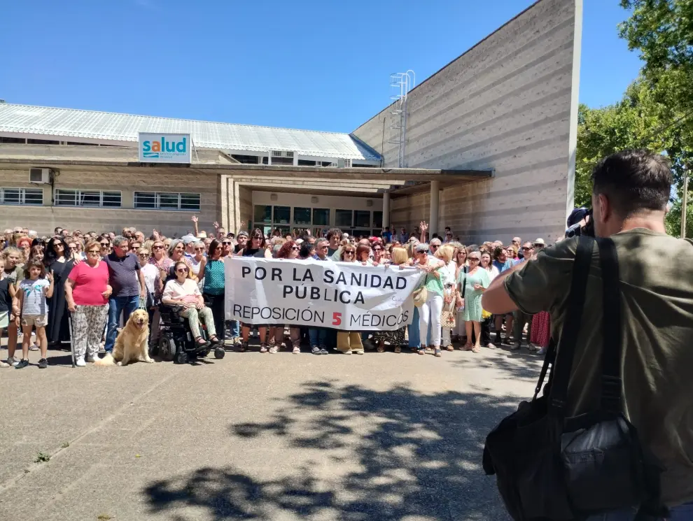 Centro de salud de Casetas. Concentración para protestar por la falta de médicos.