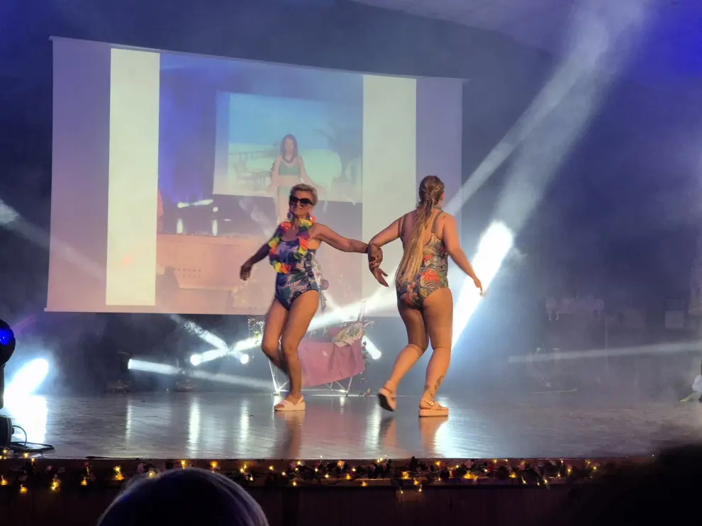 Desfile de bañadores y ropa interior protagonizado por la Asociación de Mujeres Aragonesas de Cáncer Genital y de Mama (Amag-Gema) en La Puebla de Alfindén