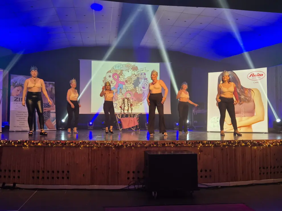 Desfile de bañadores y ropa interior protagonizado por la Asociación de Mujeres Aragonesas de Cáncer Genital y de Mama (Amag-Gema) en La Puebla de Alfindén