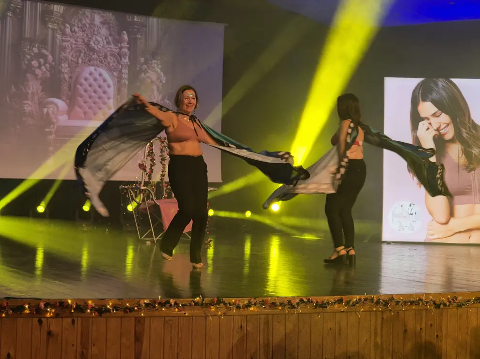 Desfile de bañadores y ropa interior protagonizado por la Asociación de Mujeres Aragonesas de Cáncer Genital y de Mama (Amag-Gema) en La Puebla de Alfindén