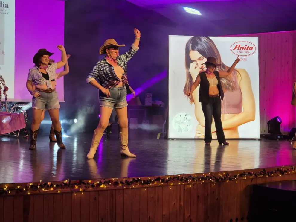 Desfile de bañadores y ropa interior protagonizado por la Asociación de Mujeres Aragonesas de Cáncer Genital y de Mama (Amag-Gema) en La Puebla de Alfindén