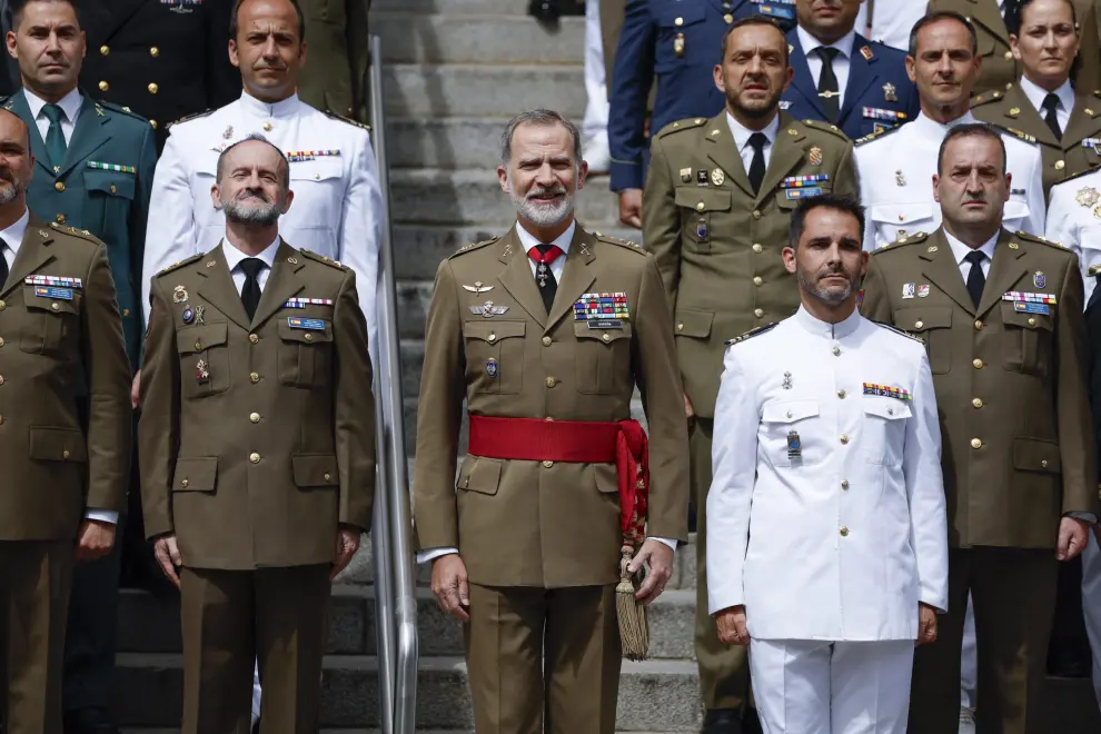 El rey Felipe VI entrega los diplomas a los alumnos graduados en el XXV Curso de Estado Mayor de la Escuela Superior de las Fuerzas Armadas.