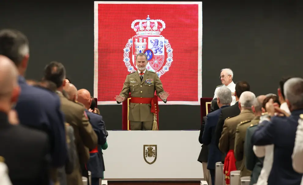 El rey Felipe VI entrega los diplomas a los alumnos graduados en el XXV Curso de Estado Mayor de la Escuela Superior de las Fuerzas Armadas.