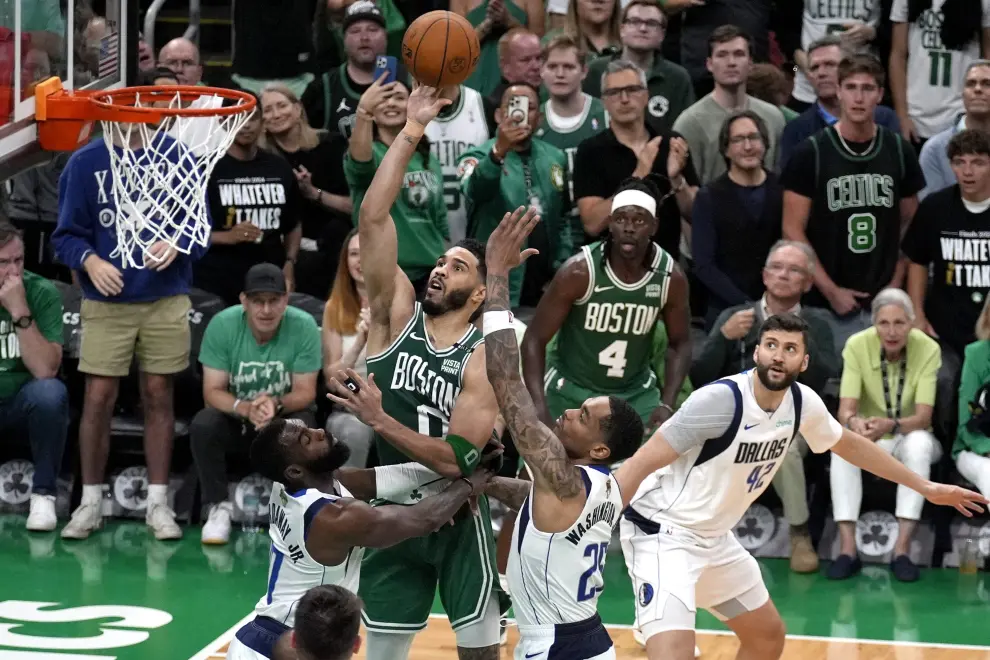 Los Boston Celtics consiguen su 18 anillo contra los Dallas Maverick por 106-88.