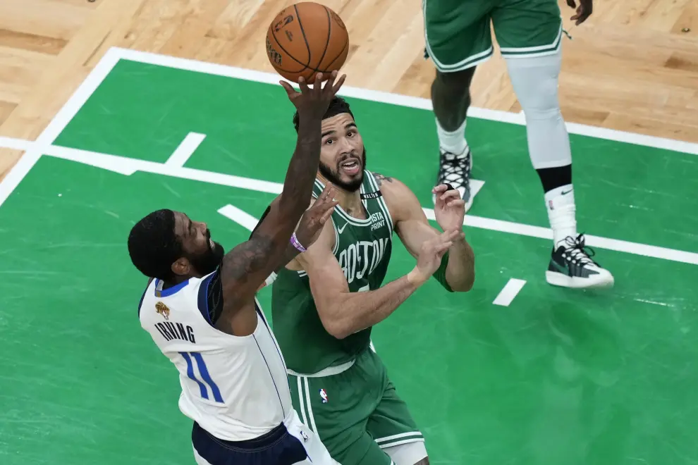 Los Boston Celtics consiguen su 18 anillo contra los Dallas Maverick por 106-88.