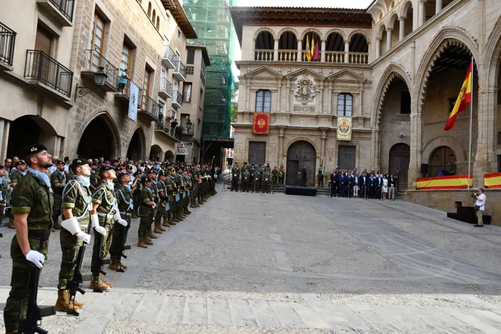 Acto militar en Alcañiz: 'arriado de bandera' con motivo del décimo aniversario de la proclamación del rey Felipe VI