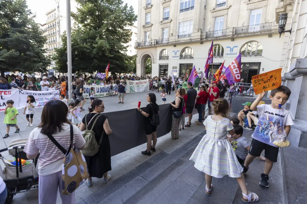 Concentración en la plaza de España de Zaragoza contra los recortes del profesorado