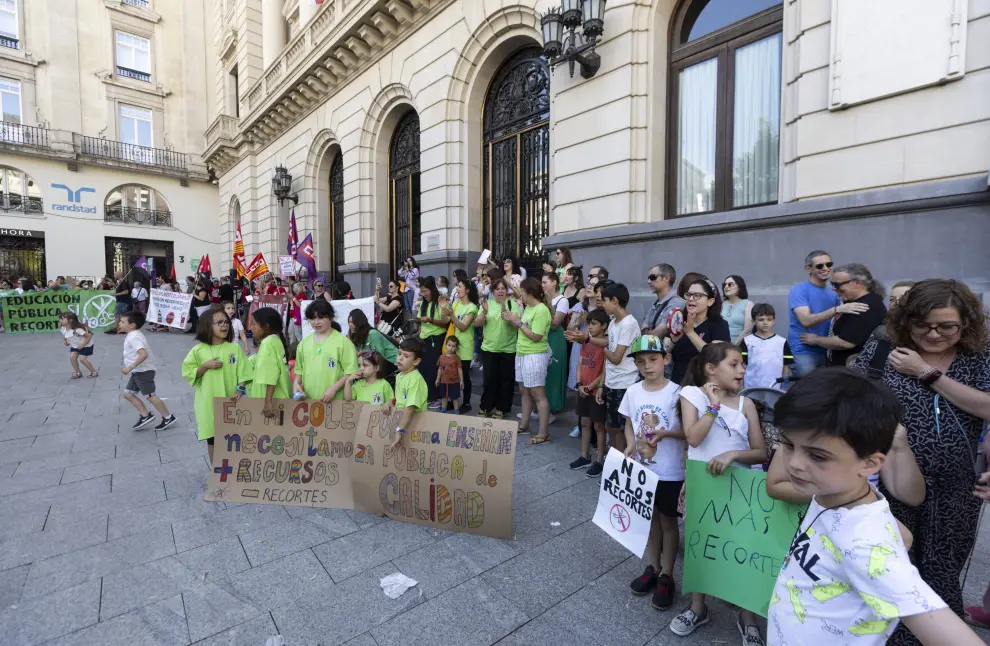 Concentración en la plaza de España de Zaragoza contra los recortes del profesorado