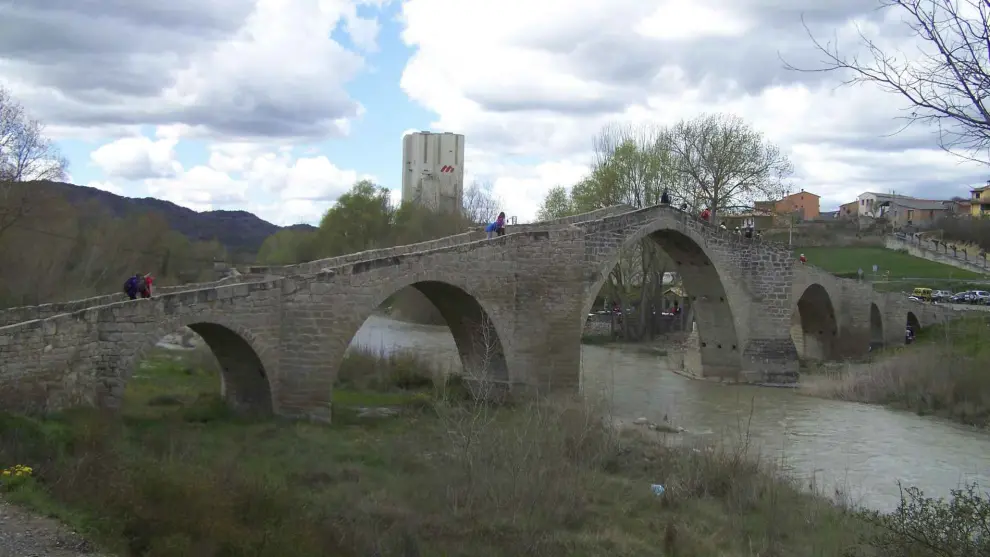 Este pueblo de Aragón cuenta con un impresionante puente medieval
