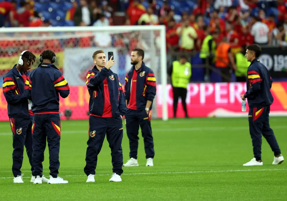 Gelsenkirchen (Germany), 20/06/2024.- Players of Spain inspect the pitch ahead of the UEFA EURO 2024 group B soccer match between Spain and Italy, in Gelsenkirchen, Germany, 20 June 2024. (Alemania, Italia, España) EFE/EPA/GEORGI LICOVSKI
 GERMANY SOCCER