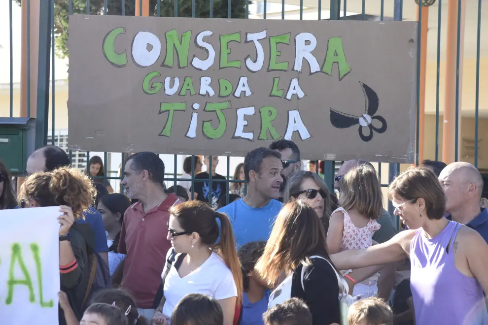 La comunidad educativa del CRA Montearagón (Tierz, Angüés, Nueno, Chimillas y Siétamo) se ha manifestado para rechazar el recorte de cinco docentes para el próximo curso.