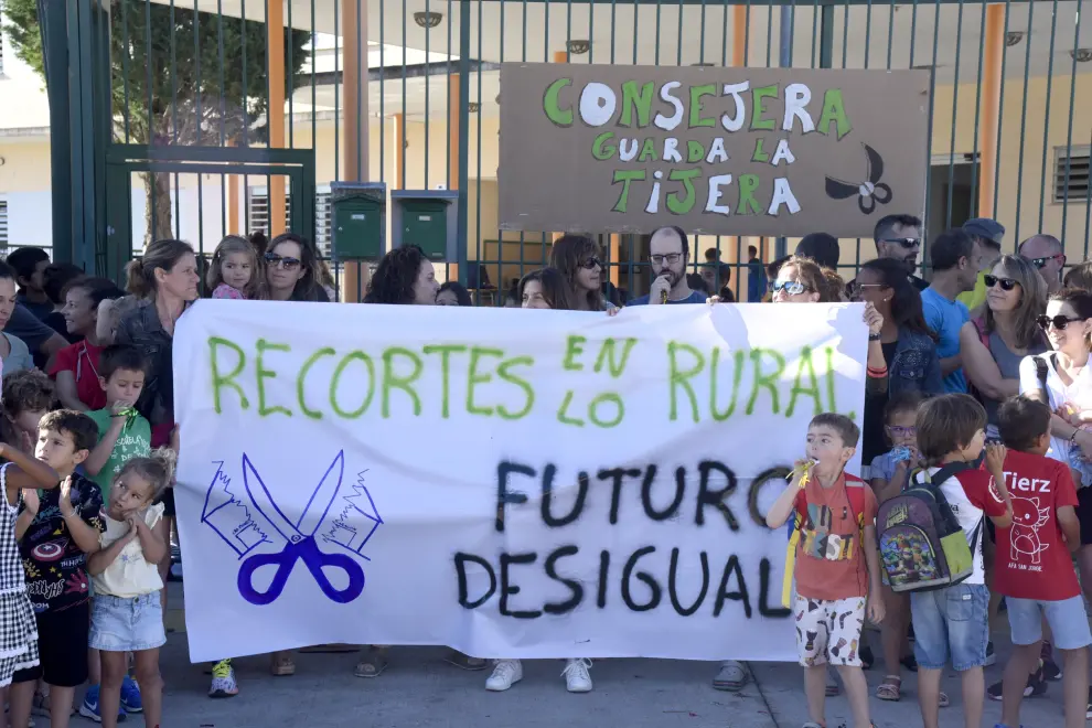 La comunidad educativa del CRA Montearagón (Tierz, Angüés, Nueno, Chimillas y Siétamo) se ha manifestado para rechazar el recorte de cinco docentes para el próximo curso.