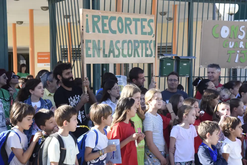 La comunidad educativa del CRA Montearagón (Tierz, Angüés, Nueno, Chimillas y Siétamo) se ha manifestado para rechazar el recorte de cinco docentes para el próximo curso.