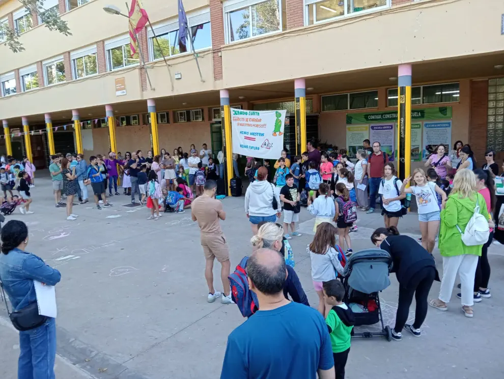 Protestas contra la escuela pública en una veintena de colegios de Zaragoza