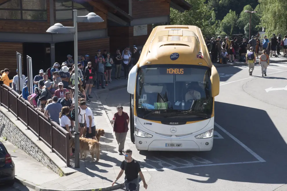 Imágenes de este domingo, 23 de junio, para coger el autobús en Torla.