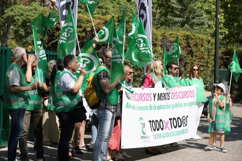 fotografo: Colaborador 6 [[[PREVISIONES HA]]] tema: Concentración de CSIF ante la dirección provincial de Educación por los recortes en los cupos de profesores