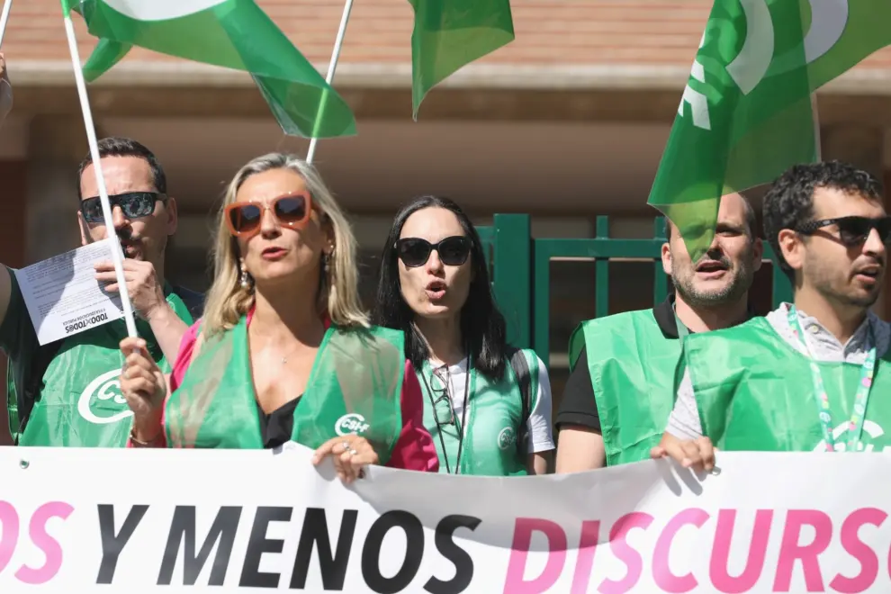 fotografo: Colaborador 6 [[[PREVISIONES HA]]] tema: Concentración de CSIF ante la dirección provincial de Educación por los recortes en los cupos de profesores