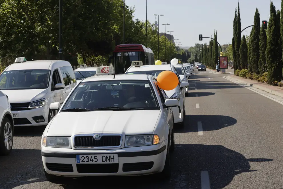 fotografo: Guillermo Mestre [[[PREVISIONES HA]]] tema: Marcha lenta de los taxistas.