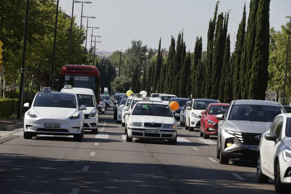 fotografo: Guillermo Mestre [[[PREVISIONES HA]]] tema: Marcha lenta de los taxistas.