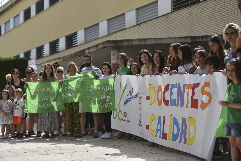 Concentración en el colegio Pirineos-Pyrenees de Huesca por el recorte de profesorado.