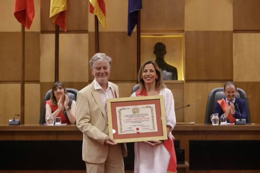 El exalcalde Pedro Santisteve recibe la Medalla de Oro de Zaragoza