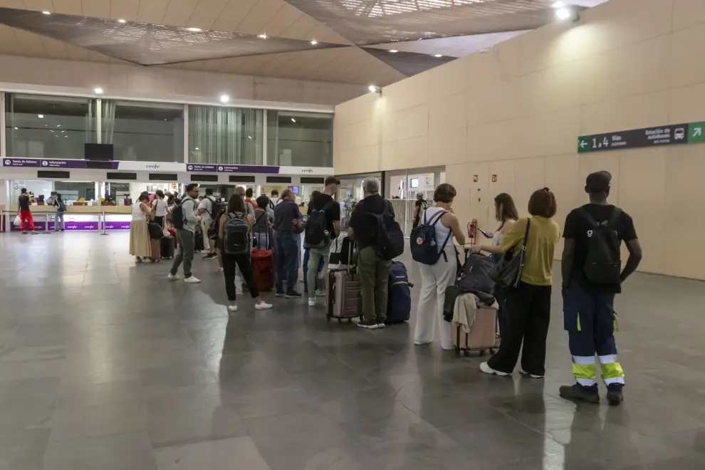 Estacion de Delicias de Zaragoza: afectados por los retrasos del AVE provocados por un incendio en Montblanc (Tarragona)