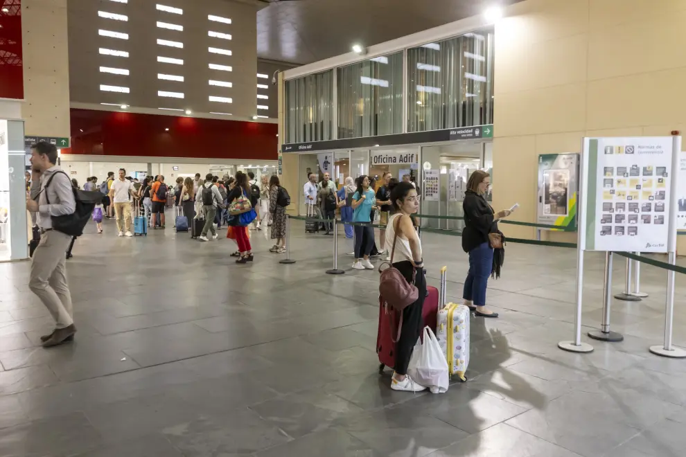 Estacion de Delicias de Zaragoza: afectados por los retrasos del AVE provocados por un incendio en Montblanc (Tarragona)